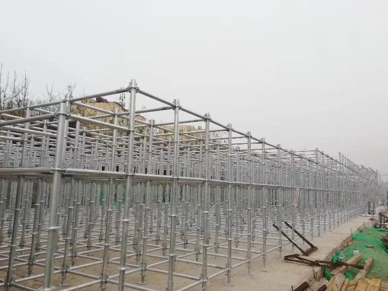 搭建腳手架橫向掃地桿與縱向掃地桿時(shí)，怎么設(shè)置好？ (圖1)
